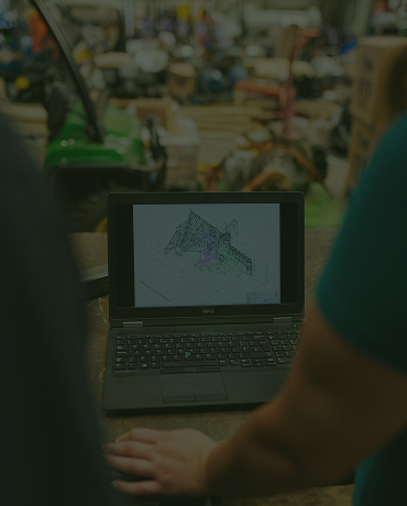 Duas pessoas analisando planta de edifício