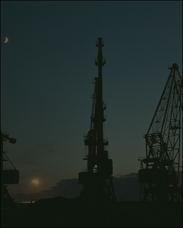 Plantas industriais com pôr-do-sol ao fundo